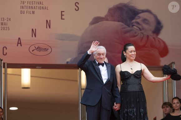 Robert de Niro et sa compagne Tiffany Chen - Montée des marches du film « Partir un jour » pour la cérémonie d’ouverture du 78ème Festival International du Film de Cannes, au Palais des Festivals à Cannes. Le 13 mai 2025
© Jacovides-Moreau / Bestimage