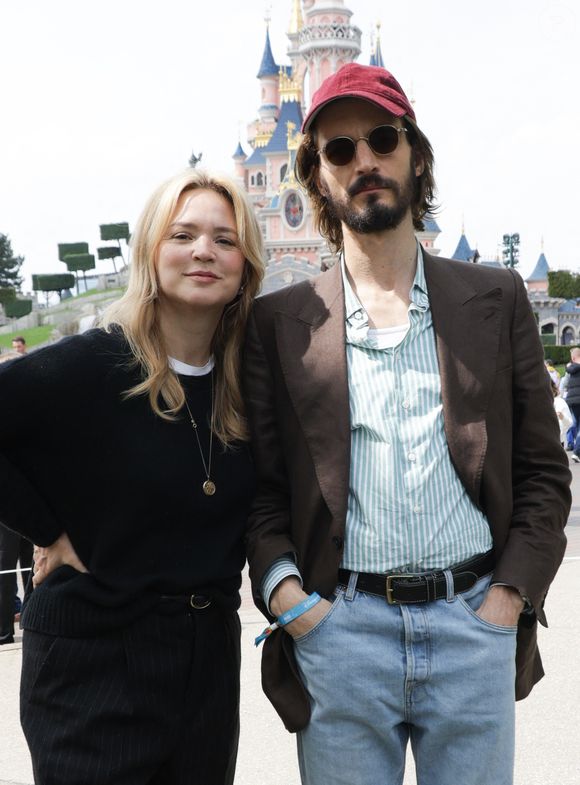 Virginie Efira, vêtue d'une tenue noire décontractée et de baskets blanches, semblait ravie de partager ce moment avec son compagnon Niels Schneider...

Exclusif - Virginie Efira et son compagnon Niels Schneider au lancement du Disney Music Festival à Disneyland Paris le 26 avril 2025. © Coadic Guirec / Bestimage