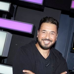 Et est désormais sorti de la clinique.

Portrait de Moundir lors de l'enregistrement de l'émission "Chez Jordan de Luxe" à Paris le 6 septembre 2023.

© Cédric Perrin / Bestimage