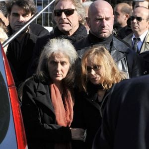 La sœur de Guillaume Depardieu, Julie Depardieu, regarde le cercueil partir à la fin de la cérémonie des obsèques de Guillaume Depardieu qui s'est déroulée à l'église Notre-Dame de Bougival, près de Paris, France, le 17 octobre 2008. Photo Abaca