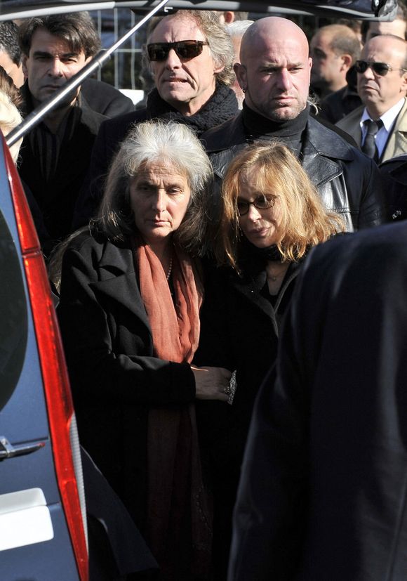 La sœur de Guillaume Depardieu, Julie Depardieu, regarde le cercueil partir à la fin de la cérémonie des obsèques de Guillaume Depardieu qui s'est déroulée à l'église Notre-Dame de Bougival, près de Paris, France, le 17 octobre 2008. Photo Abaca