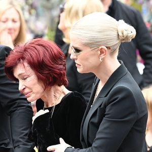 La famille d'Ozzy Osbourne à ses obsèques célébrées à Birmingham le 30 juillet 2025. © Backgrid UK/ Bestimage
