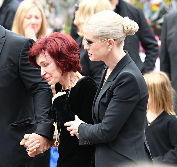 La famille d'Ozzy Osbourne à ses obsèques célébrées à Birmingham le 30 juillet 2025. © Backgrid UK/ Bestimage