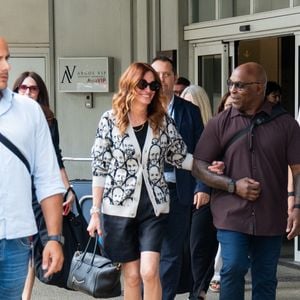 Elle portait un cardigan noir et blanc.

Julia Roberts (habillée en Celine) arrive à la 82ème édition du festival international du film de Venise (La Mostra) le 27 août 2025.
© Bestimage