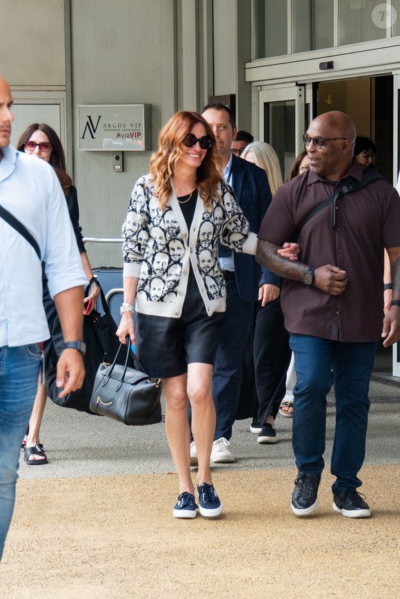 Elle portait un cardigan noir et blanc.

Julia Roberts (habillée en Celine) arrive à la 82ème édition du festival international du film de Venise (La Mostra) le 27 août 2025.
© Bestimage