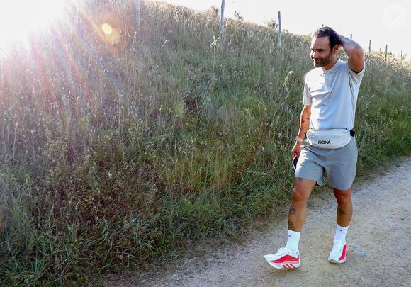 Le chanteur-auteur-compositeur Ycare a démarré ce matin une aventure hors du commun : une marche en Vendée à raison de 25 à 30km par jour, du lundi 25 mai au lundi 17 juin.
Avec chaque soir un Concert en guitare-voix dans un endroit insolite.  

© Noël Carrier/Bestimage