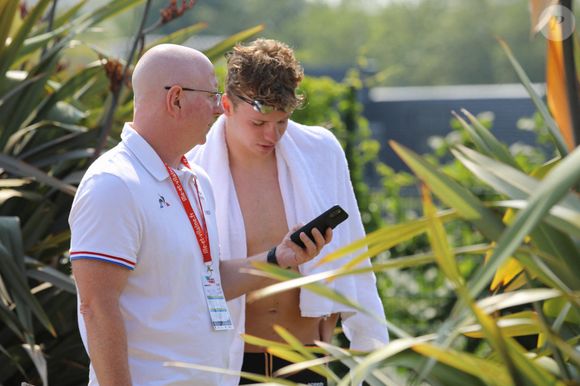 “C’est très différent quand ça devient votre travail, et plus uniquement quelque chose que vous aimez faire”, conclut-il

Léon Marchand et son entraîneur Bob Bowman lors des championnats de France Élites en grand bassin de natation à Rennes, France, le 15 juin 2023. © Mickael Chavet/Zuma Press/Bestimage
