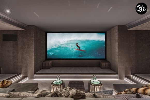L’ancienne propriété de Ben Affleck et Jennifer Lopez à Beverly Hills s’étend sur près de deux hectares. La résidence compte 12 chambres, 24 salles de bains, une piscine à débordement, un vaste complexe sportif et un garage pouvant accueillir 12 voitures. Crédit photo : Simon Berlyn.
