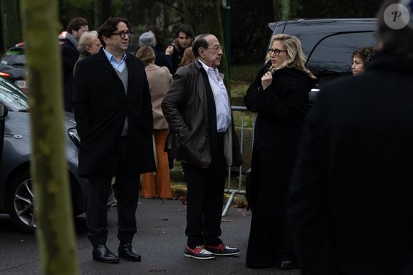 Exclusif - Jean-Claude Azoulay - Obsèques de Claude Berda au cimetière de Bagneux, le 22 décembre 2025. Co-fondateur de la société de productions télévisuelles, AB Productions, en 1977 avec J.C.Azoulay, Claude Berda est décédé le 19 décembre 2025 à l'âge de 78 ans. © Agence / Bestimage
