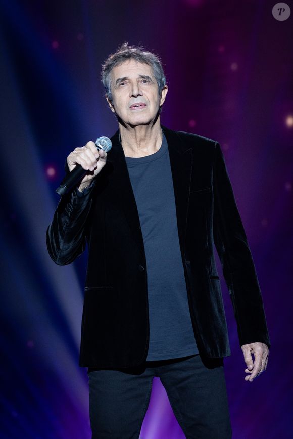 Exclusif - Julien Clerc lors de l'enregistrement de l'émission "La Boîte à secrets", présentée par F.Bollaert et diffusée le 2 janvier 2026 sur France 3, dans les studios du Lendit à Saint-Denis, France, le 1er décembre 2025. © Cyril Moreau/Bestimage