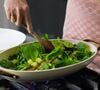 Jusqu’ici, l’enseigne ne proposait aucun restaurant avec service sur place.

Gwyneth Paltrow prépare un de ses plats préférés dans sa cuisine de Los Angeles, le 28 septembre 2022.

JLPPA / Bestimage