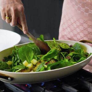 Jusqu’ici, l’enseigne ne proposait aucun restaurant avec service sur place.

Gwyneth Paltrow prépare un de ses plats préférés dans sa cuisine de Los Angeles, le 28 septembre 2022.

JLPPA / Bestimage