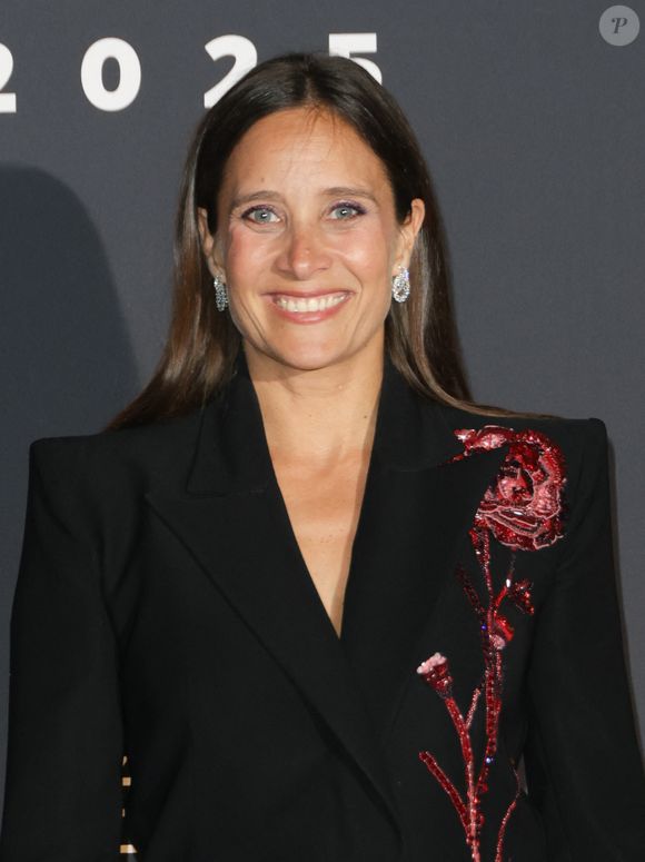 Sa disparition laisse un vide dans le paysage audiovisuel français, mais ses créations continueront de vivre à travers les millions de téléspectateurs qui les ont suivies.
*
Julie de Bona au photocall du dîner de la 50ème édition de la cérémonie des César au Fouquet's à Paris, France, le 28 février 2025. © Coadic Guirec/Bestimage