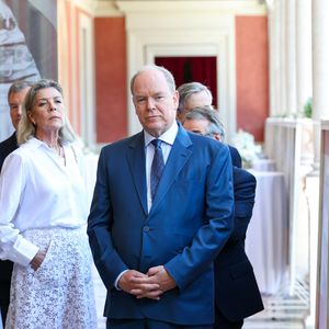 Visite de l’exposition « Le mariage du siècle » par S.A.S. le prince Albert II de Monaco, S.A.R. La princesse Caroline de Hanovre, S.A.S. la princesse Alexandra de Hanovre et les commissaires Thomas Fouilleron et Vincent Vatrican au palais princier de Monaco, le 17 juin 2026. © Jean-Charles Vinaj/Pool Monaco/Bestimage