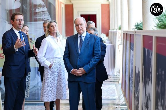 Visite de l’exposition « Le mariage du siècle » par S.A.S. le prince Albert II de Monaco, S.A.R. La princesse Caroline de Hanovre, S.A.S. la princesse Alexandra de Hanovre et les commissaires Thomas Fouilleron et Vincent Vatrican au palais princier de Monaco, le 17 juin 2026. © Jean-Charles Vinaj/Pool Monaco/Bestimage
