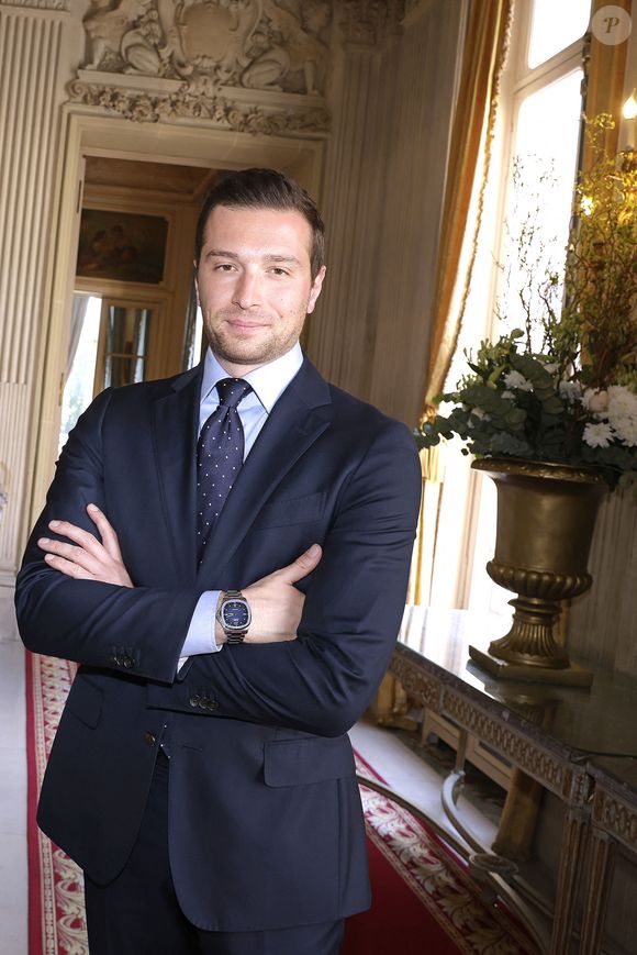 Elle se confie également sur ses invités 

Exclusif - Jordan Bardella, président du Rassemblement national, est l'invité du déjeuner-débat de l’organisation Ethic à Paris, le 28 avril 2025. A cette occasion, Jordan Bardella a dédicacé son livre, "Ce que je cherche" (Ed. Fayard). 
© Cédric Perrin / Bestimage