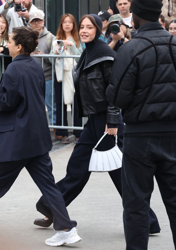 Autre star venue en solo, Adèle Exarchopoulos est apparue sans son compagnon François Civil. 

Adèle Exarchopoulos au défilé Lacoste "Collection Prêt-à-Porter Automne/Hiver 2025-2026" lors de la Fashion Week de Paris (PFW), le 9 mars 2025
© Denis Guignebourg / Bestimage
