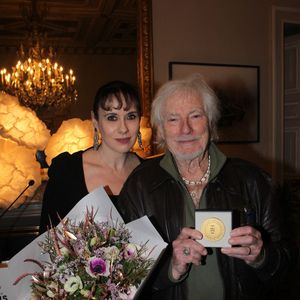 "Je trouve ça formidable parce que j’ai vu sa femme, je la connais un peu, elle n’est pas là pour l’argent quoi, elle l’aime"

Hugues Aufray et sa femme Murielle - Hugues Aufray reçoit la médaille Grand Vermeil de la ville des mains d'Anne Hidalgo, à l'hôtel de ville de Paris le 18 décembre 2025. © Philippe Baldini/Bestimage