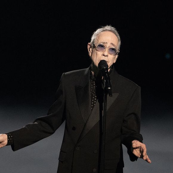 Alain Chamfort se produit sur scène lors de la 40e édition des Victoires de la Musique à La Seine Musicale le 14 février 2025 à Boulogne-Billancourt, France. Photo par David NIVIERE/ABACAPRESS.COM