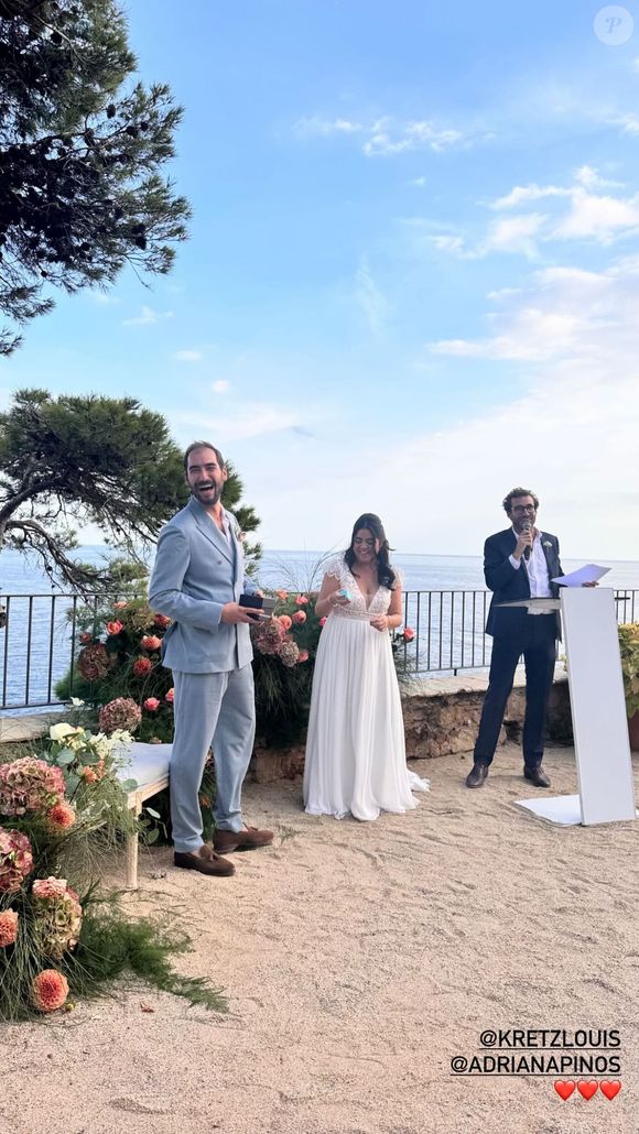 Sur les images, Louis porte un élégant costume tandis qu’Adriana brille dans une robe blanche simple et raffinée.

Louis Kretz le jour de son mariage à Blanes, en Espagne. Photo dévoilée le 10 octobre 2025