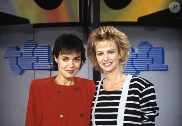 Archives - En France, à Paris, sur le plateau, de gauche à droite, Fabienne EGAL et Evelyne LECLERCQ posant ensemble, le logo de TF1 en arrière-plan 

Bernard LEGUAY via Bestimage