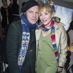 Philippe Katerine et sa compagne Julie Depardieu - Arielle Dombasle présente son parfum "Le secret d'Arielle" par Mauboussin à la Galerie du Passage de Pierre Passebon à Paris le 16 février 2016 (OLIVIER BORDE / BESTIMAGE).
