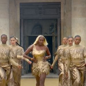 Aya Nakamura et la Garde Républicaine - Cérémonie d'ouverture des Jeux Olympiques (JO) de Paris 2024 le 26 juillet 2024.
© Capture France TV via Bestimage