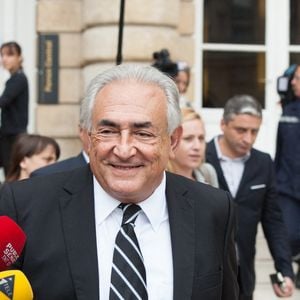 L'ancien directeur du FMI Dominique Strauss-Kahn est entouré de journalistes à son arrivée pour une audition devant une commission d'enquête sur la fuite des capitaux au Sénat français à Paris, France, le 26 juin 2013.