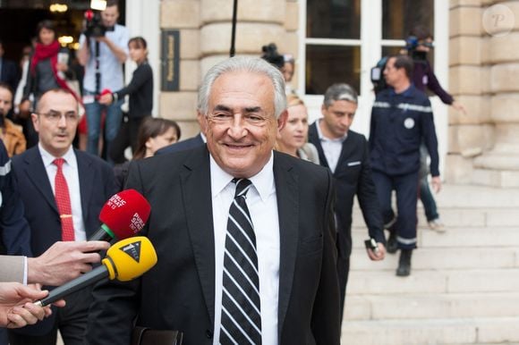 L'ancien directeur du FMI Dominique Strauss-Kahn est entouré de journalistes à son arrivée pour une audition devant une commission d'enquête sur la fuite des capitaux au Sénat français à Paris, France, le 26 juin 2013.