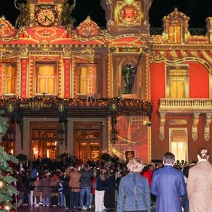 Le prince Albert II de Monaco, la princesse Charlene et leurs enfants la princesse Gabriella et le prince héréditaire Jacques lancent les illuminations de Noël en Principauté, depuis la place du Casino à Monaco, le 29 novembre 2025. La famille princière est accompagnée par Stéphane Valéri, le président délégué de la Société des Bains de Mer de Monaco, et le ministre d'Etat de la Principauté, Christophe Mirmand. © Claudia Albuquerque/Bestimage