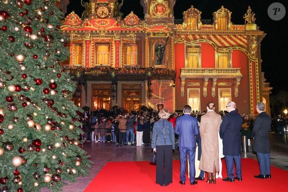 Le prince Albert II de Monaco, la princesse Charlene et leurs enfants la princesse Gabriella et le prince héréditaire Jacques lancent les illuminations de Noël en Principauté, depuis la place du Casino à Monaco, le 29 novembre 2025. La famille princière est accompagnée par Stéphane Valéri, le président délégué de la Société des Bains de Mer de Monaco, et le ministre d'Etat de la Principauté, Christophe Mirmand. © Claudia Albuquerque/Bestimage