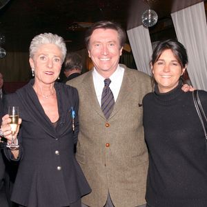 Catherine Euvrard (2ème G), fondatrice et PDG de CE Consultants, pose avec le journaliste Jacques Legros (C) et son épouse (D), la journaliste Valérie Expert (2ème D) et le député Olivier Dassault, lors d'une soirée au cours de laquelle l'actrice et chanteuse Line Renaud lui a remis l'insigne d'Officier dans l'Ordre National du Mérite, à L'Etoile à Paris, France, le 16 février 2005. Photo par Benoit Pinguet/ABACA.