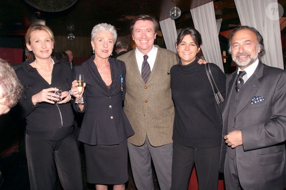 Catherine Euvrard (2ème G), fondatrice et PDG de CE Consultants, pose avec le journaliste Jacques Legros (C) et son épouse (D), la journaliste Valérie Expert (2ème D) et le député Olivier Dassault, lors d'une soirée au cours de laquelle l'actrice et chanteuse Line Renaud lui a remis l'insigne d'Officier dans l'Ordre National du Mérite, à L'Etoile à Paris, France, le 16 février 2005. Photo par Benoit Pinguet/ABACA.