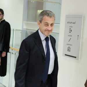 Nicolas Sarkozy sort du procès pour des accusations de financement illégal de la campagne présidentielle victorieuse de 2007 par le dictateur Mouammar Kadhafi, au tribunal de Paris, France, le 27 mars 2025. Le parquet requiert sept ans de prison contre Nicolas Sarkozy, ainsi que 300 000 euros d'amende et une peine d'inéligibilité. © Denis Guignebourg/Bestimage

|Vidéo - Procès pour des accusations de financement illégal de la campagne présidentielle victorieuse de 2007 par le dictateur Mouammar Kadhafi, au tribunal de Paris