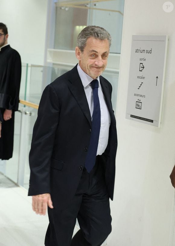Nicolas Sarkozy sort du procès pour des accusations de financement illégal de la campagne présidentielle victorieuse de 2007 par le dictateur Mouammar Kadhafi, au tribunal de Paris, France, le 27 mars 2025. Le parquet requiert sept ans de prison contre Nicolas Sarkozy, ainsi que 300 000 euros d'amende et une peine d'inéligibilité. © Denis Guignebourg/Bestimage

|Vidéo - Procès pour des accusations de financement illégal de la campagne présidentielle victorieuse de 2007 par le dictateur Mouammar Kadhafi, au tribunal de Paris