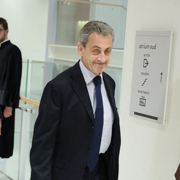 Nicolas Sarkozy sort du procès pour des accusations de financement illégal de la campagne présidentielle victorieuse de 2007 par le dictateur Mouammar Kadhafi, au tribunal de Paris, France, le 27 mars 2025. Le parquet requiert sept ans de prison contre Nicolas Sarkozy, ainsi que 300 000 euros d'amende et une peine d'inéligibilité. © Denis Guignebourg/Bestimage

|Vidéo - Procès pour des accusations de financement illégal de la campagne présidentielle victorieuse de 2007 par le dictateur Mouammar Kadhafi, au tribunal de Paris