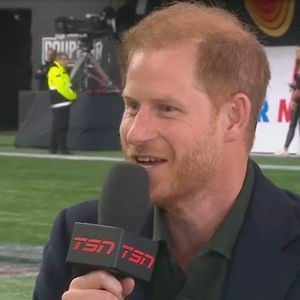 Le prince Harry, roi britannique auto-exilé, a fait une autre apparition sans son épouse Meghan Markle - s'envolant vers le Canada pour un match de football canadien. Le duc de Sussex, âgé de 40 ans, a été interviewé avant la première mi-temps d'un match de CFL pour la Coupe Grey annuelle à Vancouver, en Colombie-Britannique, le dimanche 17 novembre. © TSN via JLPPA/Bestimage