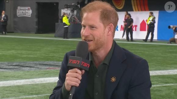 Le prince Harry, roi britannique auto-exilé, a fait une autre apparition sans son épouse Meghan Markle - s'envolant vers le Canada pour un match de football canadien. Le duc de Sussex, âgé de 40 ans, a été interviewé avant la première mi-temps d'un match de CFL pour la Coupe Grey annuelle à Vancouver, en Colombie-Britannique, le dimanche 17 novembre. © TSN via JLPPA/Bestimage