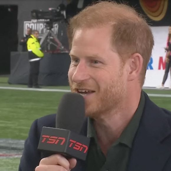 Le prince Harry, roi britannique auto-exilé, a fait une autre apparition sans son épouse Meghan Markle - s'envolant vers le Canada pour un match de football canadien. Le duc de Sussex, âgé de 40 ans, a été interviewé avant la première mi-temps d'un match de CFL pour la Coupe Grey annuelle à Vancouver, en Colombie-Britannique, le dimanche 17 novembre. © TSN via JLPPA/Bestimage