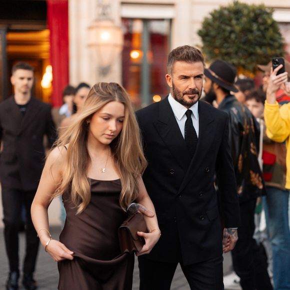 David Beckham et sa fille Harper Seven sortent de l'hôtel La Réserve Paris - Hotel and Spa pour se rendre au défilé de Victoria en marge de la Fashion Week de Paris (PFW), à Paris, France, le 7 mars 2025. © Tiziano da Silva/Bestimage