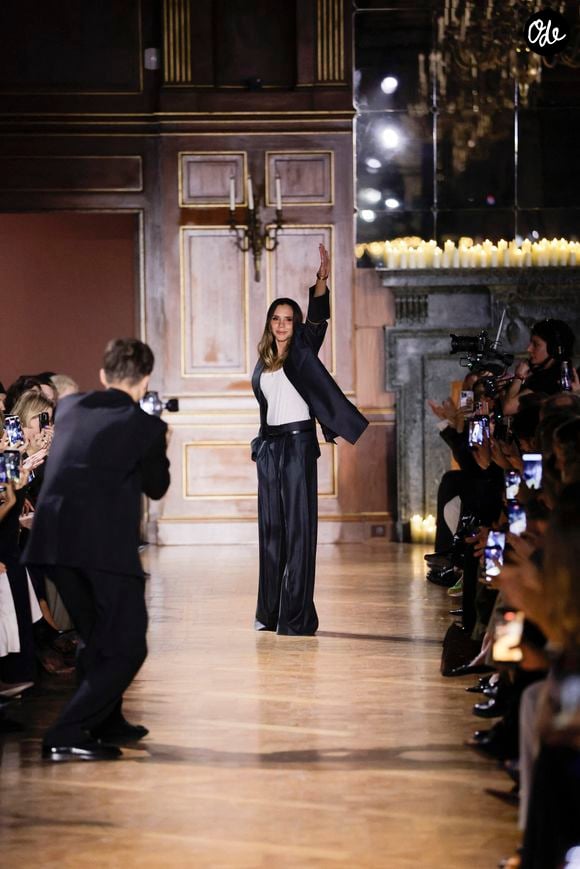 Portée par une forte progression de son chiffre d’affaires, l’entreprise bénéficie notamment du succès grandissant de sa ligne de beauté, désormais au cœur de son activité. 

La créatrice de mode Victoria Beckham - Défilé Victoria Beckham Collection Femme Prêt-à-Porter Automne/Hiver 2026-2027 lors de la Fashion Week de Paris (PFW à la Cité Internationale Universitaire de Paris, à Paris, France, le 6 mars 2026. © Bestimage