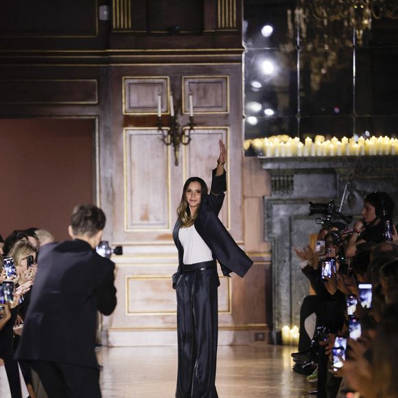 Portée par une forte progression de son chiffre d’affaires, l’entreprise bénéficie notamment du succès grandissant de sa ligne de beauté, désormais au cœur de son activité. 

La créatrice de mode Victoria Beckham - Défilé Victoria Beckham Collection Femme Prêt-à-Porter Automne/Hiver 2026-2027 lors de la Fashion Week de Paris (PFW à la Cité Internationale Universitaire de Paris, à Paris, France, le 6 mars 2026. © Bestimage