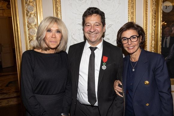 Exclusif - Brigitte Macron, Laurent Gerra, Rachida Dati - Laurent Gerra reçoit la légion d’honneur de la part du grand chancelier F. Lecointre en présence de la première dame, B. Macron au Palais de la Légion d'honneur à Paris le 29 septembre 2025. © Cyril Moreau/Bestimage