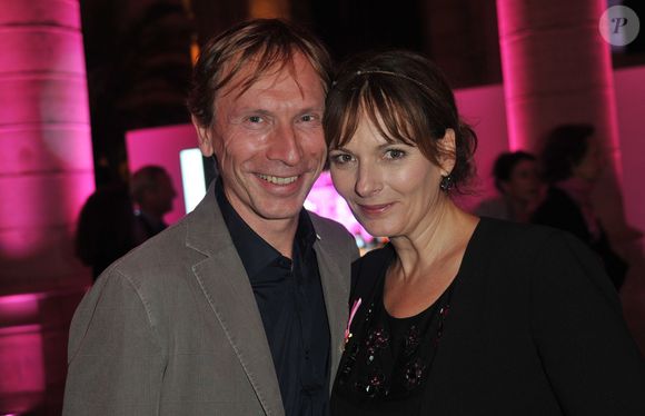 En la personne de Thierry Ragueneau, qui jouait son mari à l'écran.

Exclusif -  Cecilia Hornus (Plus belle la vie) et son compagnon Thierry Ragueneau - Soiree "Octobre Rose" organisée par Estee Lauder pour l'association "Le Cancer du Sein, Parlons-en !" a la Conciergerie a Paris, le 30 septembre 2013.