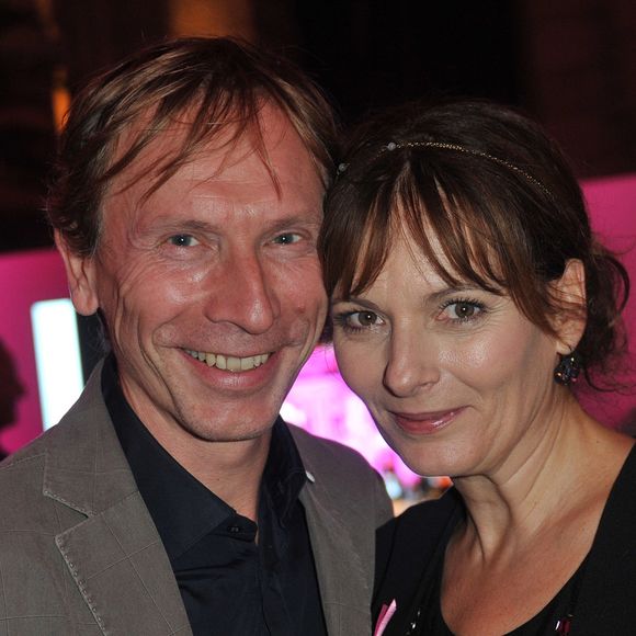 En la personne de Thierry Ragueneau, qui jouait son mari à l'écran.

Exclusif -  Cecilia Hornus (Plus belle la vie) et son compagnon Thierry Ragueneau - Soiree "Octobre Rose" organisée par Estee Lauder pour l'association "Le Cancer du Sein, Parlons-en !" a la Conciergerie a Paris, le 30 septembre 2013.