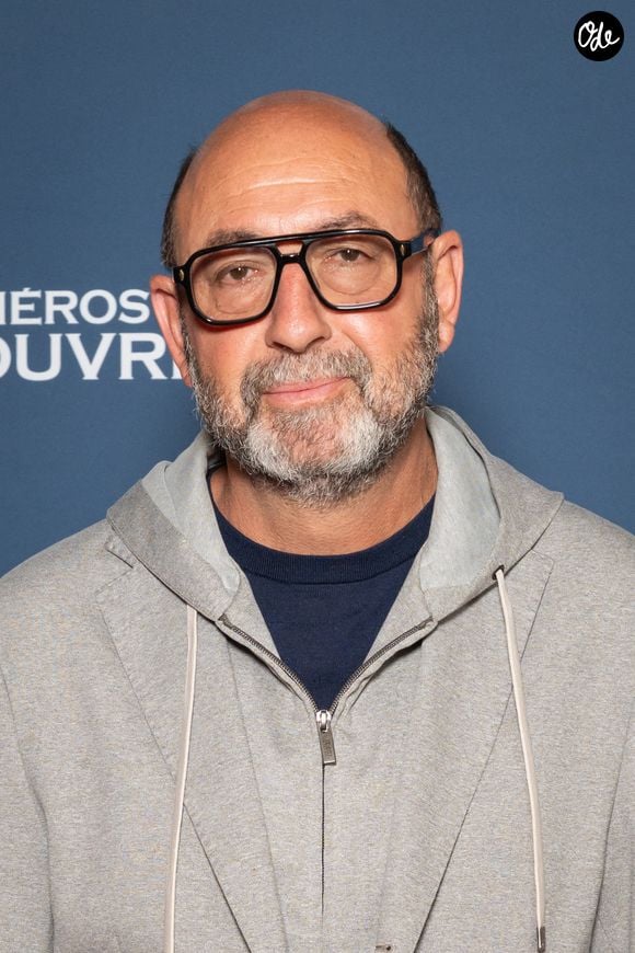 L'acteur français Kad Merad participe à la séance photo de la première parisienne du film « Les Héros du Louvre » au cinéma L'Arlequin, le 1er septembre 2026 à Paris, en France. Photo : Alexis Jumeau/ABACAPRESS.COM