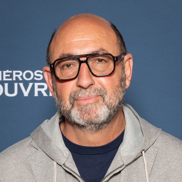 L'acteur français Kad Merad participe à la séance photo de la première parisienne du film « Les Héros du Louvre » au cinéma L'Arlequin, le 1er septembre 2026 à Paris, en France. Photo : Alexis Jumeau/ABACAPRESS.COM