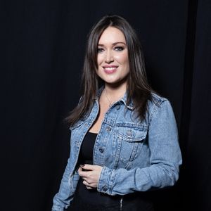 Maman depuis 6 mois d'un petit Eden, la comédienne et chanteuse Elsa Esnoult a dévoilé pour la première fois son visage. 

Elsa Esnoult en backstage de l'enregistrement de l'émission "La Boîte à secrets", présentée par F.Bollaert et diffusée sur France 3, dans les studios du Lendit à Saint-Denis, France © Cyril Moreau/Bestimage
