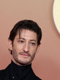 “Mon quotidien n’est plus celui d’un parisien” : Pierre Niney heureux de vivre à la campagne, loin de la célébrité