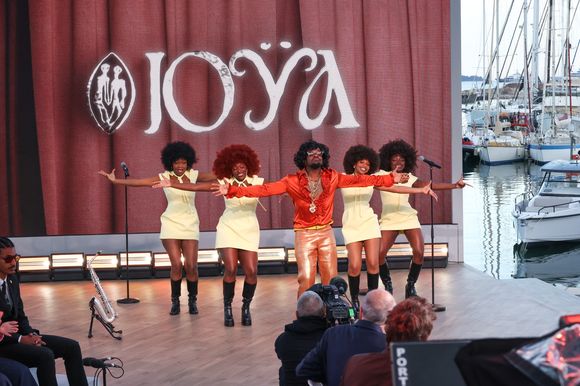 Le nouveau coach de "The Voice" a profité de la sortie de son nouvel album JOŸA le 15 mai pour lâcher un véritable scoop.

Exclusif - Tayc - Plateau de l'émission "C à vous" lors du 79ème Festival International du Film de Cannes le 18 mai 2026. 

© Jack Tribeca / Bestimage